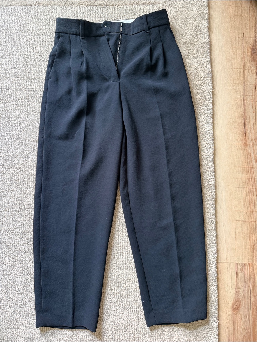 Aritzia | Wilfred Black Pleated High-Waist Trousers | size 4